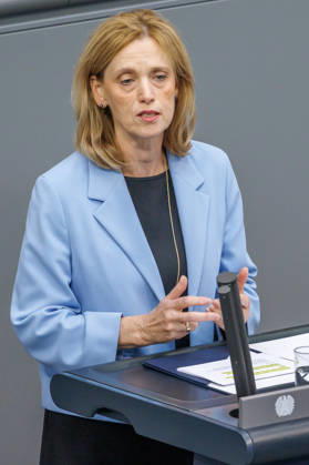 Bundestag Karin Prien (CDU), Bundesfamilienministerin, im Deutschen Bundestag am 09.10.26 in Berlin. Berlin Berlin Deutschland Bundestag
