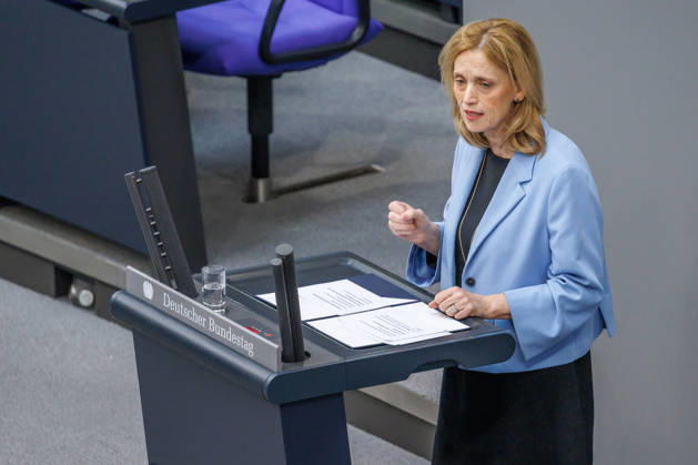 Bundestag Karin Prien (CDU), Bundesfamilienministerin, im Deutschen Bundestag am 09.10.26 in Berlin. Berlin Berlin Deutschland Bundestag