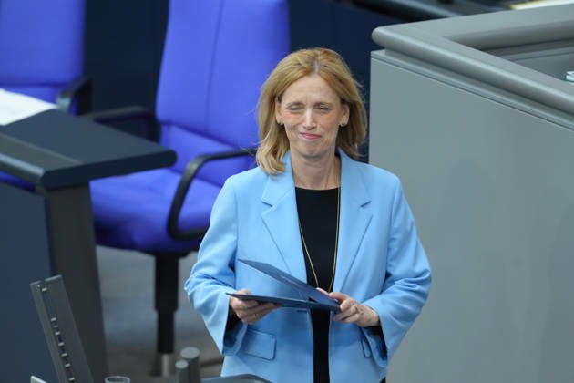 Deutscher Bundestag, 100. Plenarsitzung Karin Prien, Bundesministerin fuer Bildung, Familie, Senioren, Frauen und Jugendauf dem Weg zu ihrer Rede zum Startchancen- und Qualitaetsentwicklungsgesetz bei der 100. Sitzung des Deutschen Bundestag in Berlin, 09.10.2026 Berlin Berlin Deutschland