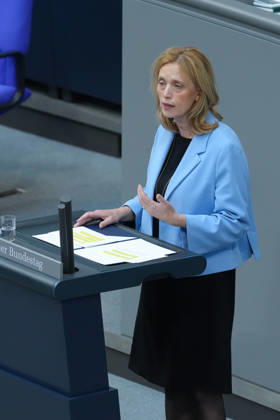 Deutscher Bundestag, 100. Plenarsitzung Karin Prien, Bundesministerin fuer Bildung, Familie, Senioren, Frauen und Jugend im Portrait bei ihrer Rede zum Startchancen- und Qualitaetsentwicklungsgesetz bei der 100. Sitzung des Deutschen Bundestag in Berlin, 09.10.2026 Berlin Berlin Deutschland