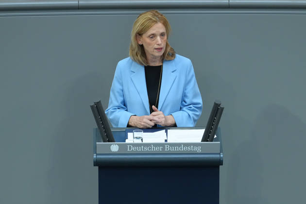 Deutscher Bundestag, 100. Plenarsitzung Karin Prien, Bundesministerin fuer Bildung, Familie, Senioren, Frauen und Jugend bei ihrer Rede zum Startchancen- und Qualitaetsentwicklungsgesetz bei der 100. Sitzung des Deutschen Bundestag in Berlin, 09.10.2026 Berlin Berlin Deutschland
