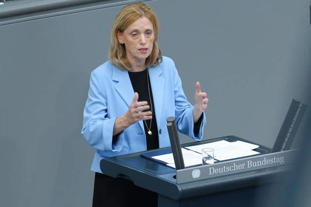 Deutscher Bundestag, 100. Plenarsitzung Karin Prien, Bundesministerin fuer Bildung, Familie, Senioren, Frauen und Jugend bei ihrer Rede zum Startchancen- und Qualitaetsentwicklungsgesetz bei der 100. Sitzung des Deutschen Bundestag in Berlin, 09.10.2026 Berlin Berlin Deutschland