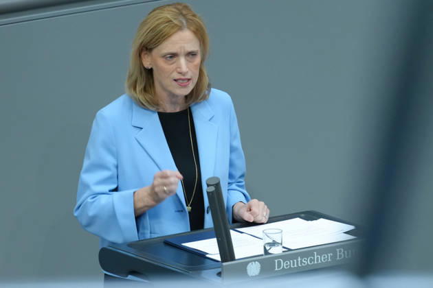 Deutscher Bundestag, 100. Plenarsitzung Karin Prien, Bundesministerin fuer Bildung, Familie, Senioren, Frauen und Jugend bei ihrer Rede zum Startchancen- und Qualitaetsentwicklungsgesetz bei der 100. Sitzung des Deutschen Bundestag in Berlin, 09.10.2026 Berlin Berlin Deutschland