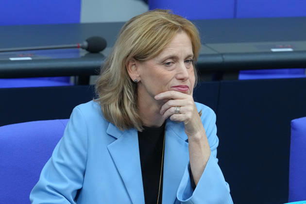 Deutscher Bundestag, 100. Plenarsitzung Karin Prien (CDU) , Bundesministerin fuer Bildung, Familie, Senioren, Frauen und Jugend im Portrait auf der Regierungsbank bei der 100. Sitzung des Deutschen Bundestag in Berlin, 09.10.2026 Berlin Berlin Deutschland
