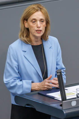 Bundestag Karin Prien (CDU), Bundesfamilienministerin, im Deutschen Bundestag am 09.10.26 in Berlin. Berlin Berlin Deutschland Bundestag