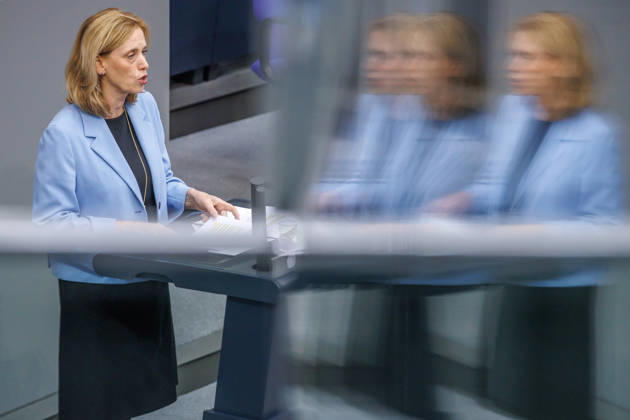 Bundestag Karin Prien (CDU), Bundesfamilienministerin, im Deutschen Bundestag am 09.10.26 in Berlin. Berlin Berlin Deutschland Bundestag