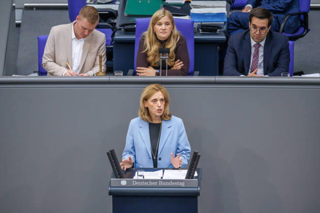 Bundestag Karin Prien (CDU), Bundesfamilienministerin, im Deutschen Bundestag am 09.10.26 in Berlin. Berlin Berlin Deutschland Bundestag