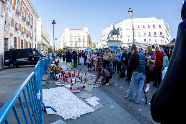 A minute of silence for Maricarmen at the housing protest camp in Sol Altar in honor of Maricarmen during a minute of silence for Maricarmen at the housing protest camp in Puerta del Sol on October 9, 2026, in Madrid, Spain. The Madrid Tenants’ Union has called for a minute of silence in honor of Maricarmen Abascal, the 87-year-old woman who was evicted from her home and who passed away last Wednesday, October 7, 2026, in Spain.  Copyright: xRicardoxRubiox 7830703