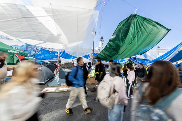 A minute of silence for Maricarmen at the housing protest camp in Sol. A minute of silence for Maricarmen at the housing protest camp in Puerta del Sol on October 9, 2026, in Madrid, Spain. The Madrid Tenants’ Union has called for a minute of silence in honor of Maricarmen Abascal, the 87-year-old woman who was evicted from her home and who passed away last Wednesday, October 7, 2026, in Spain.  Copyright: xRicardoxRubiox 7830706