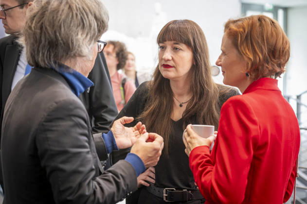 Sozialratschlag EUR, Deutschland, Berlin, 09.10.2026: (m-r) Heidi Reichinnek und Katja Kipping im Gespräch mit einem Teilnehmer der Konferenz. Sozialratschlag - Die Fraktion Die Linke im Bundestag veranstaltet eine Konferenz für soziale Sicherheit und gesamtgesellschaftliche Solidarität, mit Teilnehmern als Politik und Gesellschaft.