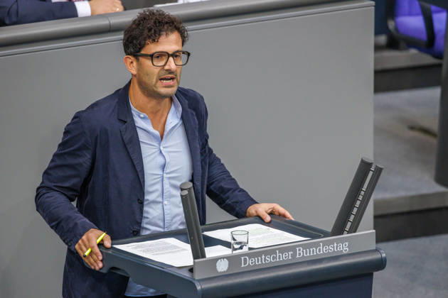 Bundestag Luigi Pantisano (Die Linke) im Deutschen Bundestag am 09.10.26 in Berlin. Berlin Berlin Deutschland Bundestag