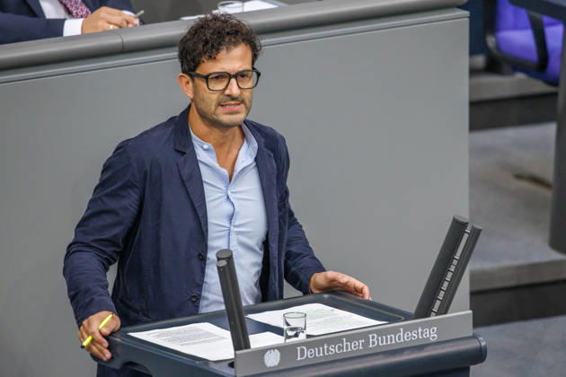 Bundestag Luigi Pantisano (Die Linke) im Deutschen Bundestag am 09.10.26 in Berlin. Berlin Berlin Deutschland Bundestag