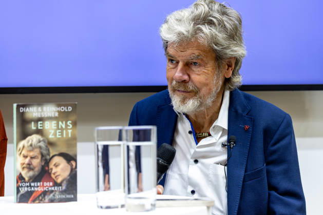 Reinhold Messner auf der Frankfurter Buchmesse 2026 09.10.2026 Bergsteigerlegende Reinhold Messner und seine Ehefrau Diane Messner stellen auf der Frankfurter Buchmesse 2026 ihr gemeinsames Buch Lebenszeit Vom Wert der Vergänglichkeit vor. Im Gespräch am Stand der Wochenzeitung DIE ZEIT sprechen sie über das Älterwerden, die Vergänglichkeit des Lebens, persönliche Erfahrungen sowie den Wert gemeinsam verbrachter Lebenszeit. Das Buch ist im S. Fischer Verlag erschienen. Frankfurt am Main Messe Hessen Deutschland