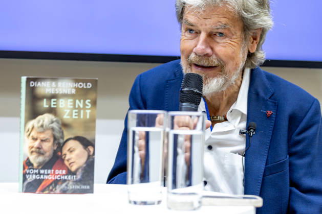 Reinhold Messner auf der Frankfurter Buchmesse 2026 09.10.2026 Bergsteigerlegende Reinhold Messner und seine Ehefrau Diane Messner stellen auf der Frankfurter Buchmesse 2026 ihr gemeinsames Buch Lebenszeit Vom Wert der Vergänglichkeit vor. Im Gespräch am Stand der Wochenzeitung DIE ZEIT sprechen sie über das Älterwerden, die Vergänglichkeit des Lebens, persönliche Erfahrungen sowie den Wert gemeinsam verbrachter Lebenszeit. Das Buch ist im S. Fischer Verlag erschienen. Frankfurt am Main Messe Hessen Deutschland