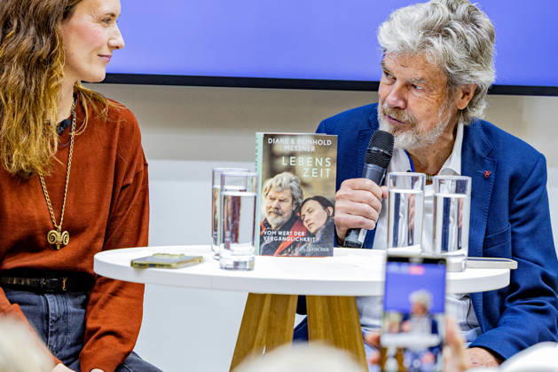 Reinhold Messner auf der Frankfurter Buchmesse 2026 09.10.2026 Bergsteigerlegende Reinhold Messner und seine Ehefrau Diane Messner stellen auf der Frankfurter Buchmesse 2026 ihr gemeinsames Buch Lebenszeit Vom Wert der Vergänglichkeit vor. Im Gespräch am Stand der Wochenzeitung DIE ZEIT sprechen sie über das Älterwerden, die Vergänglichkeit des Lebens, persönliche Erfahrungen sowie den Wert gemeinsam verbrachter Lebenszeit. Das Buch ist im S. Fischer Verlag erschienen. Frankfurt am Main Messe Hessen Deutschland