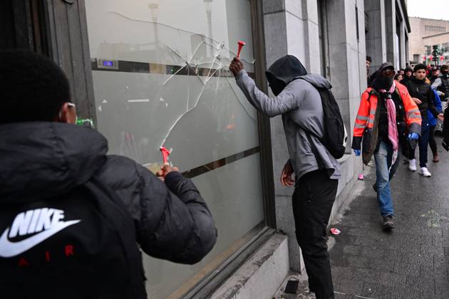 Protesters smash a window during a national manifestation against the Federal Government s budgetary measures, under the Keep your hands out of our pockets! (Blijf uit onze zakken! - Pas dans nos poches) moniker, organised by the trade unions on Friday 9 October 2026 in Brussels.  DIRKxWAEM 189240369