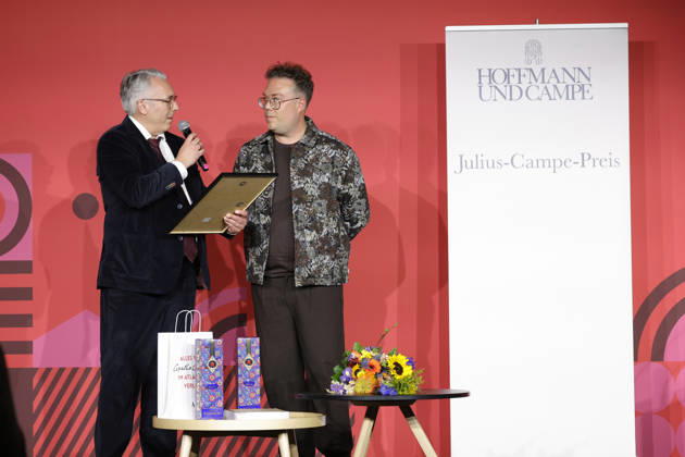 Frankfurt Impressionen 09.10.2026 Auf der 78. Frankfurter Buchmesse 2026 wird der Julius Campe-Preis (99 Flaschen Wein) an Thomas Sachsenmeier (braunes Hemd) verliehen links Tim Jung (verlegerischer Geschäftsführer Hoffmann und Campe) Frankfurt (Main) Hessen Deutschland