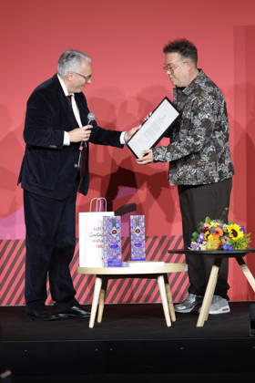 Frankfurt Impressionen 09.10.2026 Auf der 78. Frankfurter Buchmesse 2026 wird der Julius Campe-Preis (99 Flaschen Wein) an Thomas Sachsenmeier (braunes Hemd) verliehen links Tim Jung (verlegerischer Geschäftsführer Hoffmann und Campe) Frankfurt (Main) Hessen Deutschland