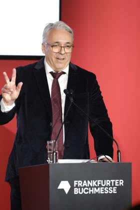 Frankfurt Impressionen 09.10.2026 Auf der 78. Frankfurter Buchmesse 2026 wird der Julius Campe-Preis (99 Flaschen Wein) an Thomas Sachsenmeier (braunes Hemd) verliehen rechts daneben Autor und Laudator Sebastian Fitzek Frankfurt (Main) Hessen Deutschland