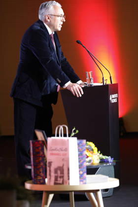 Frankfurt Impressionen 09.10.2026 Auf der 78. Frankfurter Buchmesse 2026 wird der Julius Campe-Preis (99 Flaschen Wein) an Thomas Sachsenmeier verliehen Vorwort von Tim Jung ( verlegerischer Geschäftsführer Hoffmann und Campe) Frankfurt (Main) Hessen Deutschland