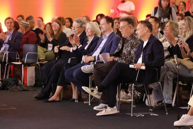 Frankfurt Impressionen 09.10.2026 Auf der 78. Frankfurter Buchmesse 2026 wird der Julius Campe-Preis (99 Flaschen Wein) an Thomas Sachsenmeier (braunes Hemd) verliehen rechts daneben Autor und Laudator Sebastian Fitzek Frankfurt (Main) Hessen Deutschland