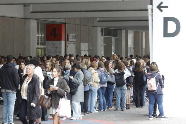 Frankfurt Impressionen 09.10.2026 Die 78. Frankfurter Buchmesse öffnet heute die Tore für alle Besucher - grosser Andrang vor Halle 4 im Wartebereich Frankfurt (Main) Hessen Deutschland
