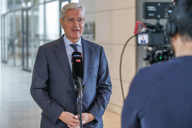 Bundestag Norbert Roettgen (CDU) in einem Interview im Deutschen Bundestag am 09.10.26 in Berlin. Berlin Berlin Deutschland Bundestag