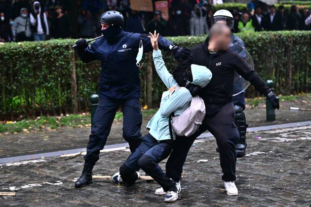 Riot police and protesters clash during a national manifestation against the Federal Government s budgetary measures, under the Keep your hands out of our pockets! (Blijf uit onze zakken! - Pas dans nos poches) moniker, organised by the trade unions on Friday 9 October 2026 in Brussels.  DIRKxWAEM 189245870