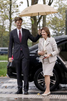 Königin Silvia von Schweden bei ihrem Besuch am Düsseldorfer Luisen-Gymnasium. Die Königin besuchte das Luisen-Gymnasium in Düsseldorf in ihrer Schulzeit - heute befindet sich es in einem Neubau an anderer Stelle. Düsseldorf, 09.10.2026 NRW Deutschland Copyright: xChristophxHardtx