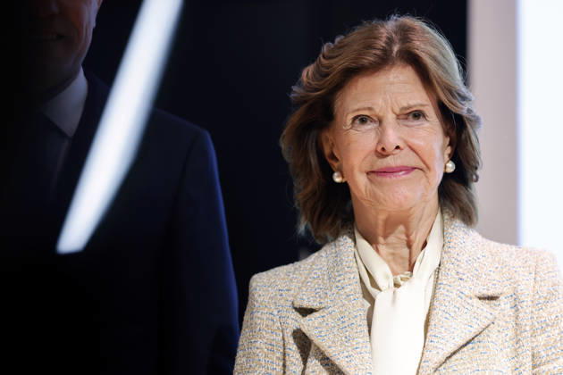 Königin Silvia von Schweden bei ihrem Besuch am Düsseldorfer Luisen-Gymnasium. Die Königin besuchte das Luisen-Gymnasium in Düsseldorf in ihrer Schulzeit - heute befindet sich es in einem Neubau an anderer Stelle. Düsseldorf, 09.10.2026 NRW Deutschland Copyright: xChristophxHardtx
