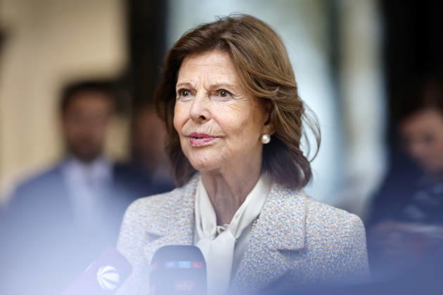 Königin Silvia von Schweden bei ihrem Besuch am Düsseldorfer Luisen-Gymnasium. Die Königin besuchte das Luisen-Gymnasium in Düsseldorf in ihrer Schulzeit - heute befindet sich es in einem Neubau an anderer Stelle. Düsseldorf, 09.10.2026 NRW Deutschland Copyright: xChristophxHardtx