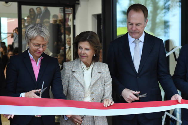 Feierliche Einweihung des neuen Schulgebäudes des Luisen-Gymnasiums am 09.10.2026 in Düsseldorf Dorothee Feller ( Ministerin für Schule und Bildung des Landes NRW ), links - Ihre Majestät Königin Silvia von Schweden, mitte - Dr. Stephan Keller ( Oberbürgermeister Düsseldorf ), rechts