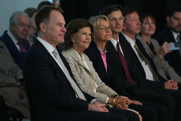 Feierliche Einweihung des neuen Schulgebäudes des Luisen-Gymnasiums am 09.10.2026 in Düsseldorf Dr. Stephan Keller ( Oberbürgermeister Düsseldorf ), vorne - Ihre Majestät Königin Silvia von Schweden, mitte - Dorothee Feller ( Ministerin für Schule und Bildung des Landes NRW ), hinten