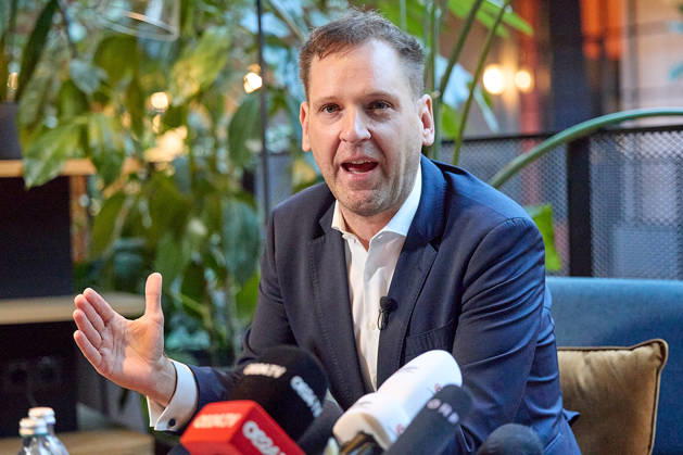 - Wien 09.10.2026 - Nach den gestrigen Entscheidungen um die interimistische Parteiführung der Bundes-SPÖ gab es heute im Hotel Gilbert eine Pressekonferenz der neuen geschäftführenden Dopplspitze der SPÖ die bis Anfang 2027 die Geschäfte leiten wird bis ein neuer SPÖ Bundesparteivorstand gewählt wird. PHOTO: SPÖ, Klubobmann Philip Kucher (L), Frauenchefin Eva-Maria Holzleitner beim Pressegspräch. Vienna (AUSTRIA) - Following yesterday’s decisions regarding the interim leadership of the federal SPÖ, a press conference was held today at the Hotel Gilbert by the SPÖ’s new co-leadership team, which will manage the party’s affairs until early 2027, when a new federal executive committee of the SPÖ is elected. SPÖ,SPO,SPOE, Parteichefs, S 