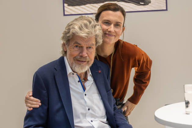 Reinhold Messner auf der Frankfurter Buchmesse 2026 09.10.2026 Bergsteigerlegende Reinhold Messner und seine Ehefrau Diane Messner stellen auf der Frankfurter Buchmesse 2026 ihr gemeinsames Buch Lebenszeit Vom Wert der Vergänglichkeit vor. Im Gespräch am Stand der Frankfurter Allgemeinen Zeitung F.A.Z. sprechen sie über das Älterwerden, die Vergänglichkeit des Lebens, persönliche Erfahrungen sowie den Wert gemeinsam verbrachter Lebenszeit. Das Buch ist im S. Fischer Verlag erschienen. Frankfurt am Main Messe Hessen Deutschland