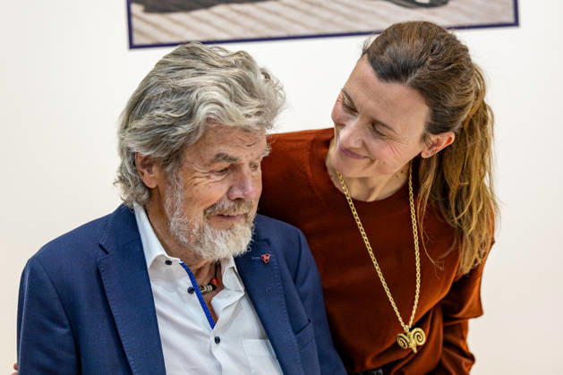 Reinhold Messner auf der Frankfurter Buchmesse 2026 09.10.2026 Bergsteigerlegende Reinhold Messner und seine Ehefrau Diane Messner stellen auf der Frankfurter Buchmesse 2026 ihr gemeinsames Buch Lebenszeit Vom Wert der Vergänglichkeit vor. Im Gespräch am Stand der Frankfurter Allgemeinen Zeitung F.A.Z. sprechen sie über das Älterwerden, die Vergänglichkeit des Lebens, persönliche Erfahrungen sowie den Wert gemeinsam verbrachter Lebenszeit. Das Buch ist im S. Fischer Verlag erschienen. Frankfurt am Main Messe Hessen Deutschland