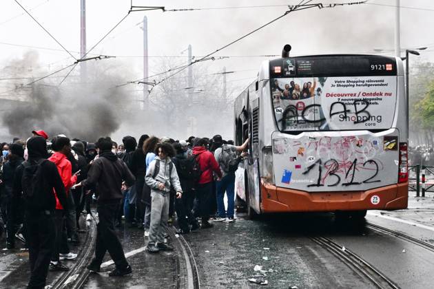 Protesters destroy a bus during a national manifestation against the Federal Government s budgetary measures, under the Keep your hands out of our pockets! (Blijf uit onze zakken! - Pas dans nos poches) moniker, organised by the trade unions on Friday 9 October 2026 in Brussels.  DIRKxWAEM 189251193