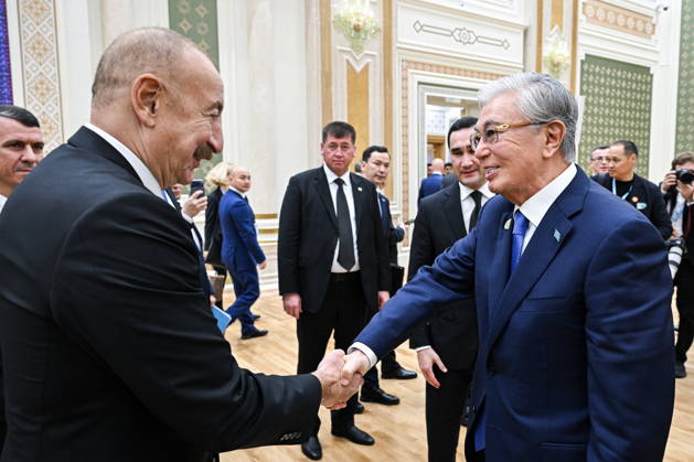 TURKMENISTAN, BALKAN PROVINCE - OCTOBER 9, 2026: Azerbaijan s President Ilham Aliyev (L front) and Kazakhstan s President Kassym-Jomart Tokayev (R front) shake hands after the Caspian Ecological Summit Turkmenistan  - ZUMAt113 20261009_zaa_t113_480 Copyright: xSergeixBobylevx