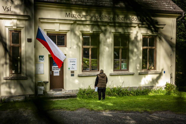 The two-day elections to municipal assemblies started in the Czech Republic together with the first round of the elections to one-third of the Senate, on October 9, 2026. On the photo a polling place in new electoral district in Ralsko-Nahlov. (CTKxPhoto RadekxPetrasek) CTKPhotoP2026100905560  CTKPhotoP2026100905560
