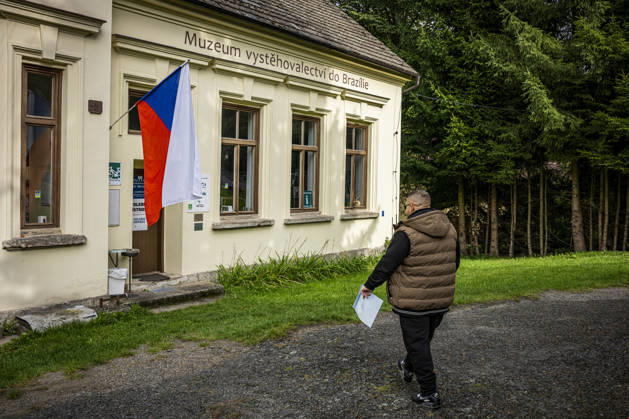 The two-day elections to municipal assemblies started in the Czech Republic together with the first round of the elections to one-third of the Senate, on October 9, 2026. On the photo a polling place in new electoral district in Ralsko-Nahlov. (CTKxPhoto RadekxPetrasek) CTKPhotoP2026100905634  CTKPhotoP2026100905634