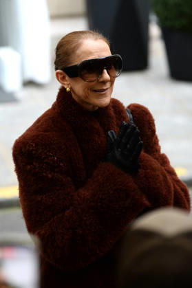 Céline Dion greets her fans as she leaves the Royal Monceau hotel in Paris, before heading to La Plenitude Arena in Paris La Défense to continue her concert series on October 9, 2026. The night before, the Quebec star stumbled on stage and then forgot some of the lyrics to her song, Pour que tu m’aimes encore during the finale of her show. Clément Prioli, Bestimage. Céline Dion greets fans as she leaves the Royal Monceau Hotel in Paris, before heading to the Paris La Défense Arena to continue her concert series on October 9, 2026. The previous evening, the Quebec star stumbled on stage and forgot some of the lyrics to her song Pour que tu m’aimes encore during the show’s finale. Paris, France  Copyright: xClÃ mentxPrioli BestimagexClÃ mentxPrioli Bestimagex