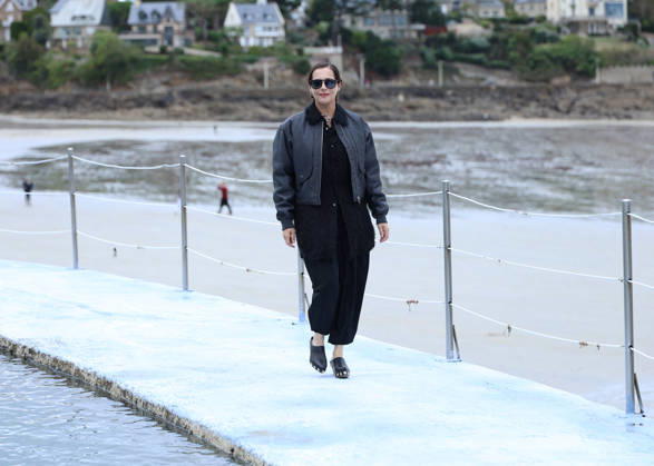 Amira Casar by the seawater pool on L Ecluse Beach during the 37th Dinard British and Irish Film Festival, France, on October 9, 2026. Denis Guignebourg, Bestimage. 37th Dinard British Irish Film Festival on October 9, 2026, in Dinard, France. Dinard, France  Copyright: xDenisxGuignebourgx xBestimagexDenisxGuignebourgx xBestimagex