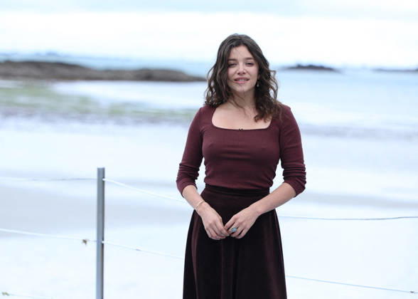 Zoe Adjani by the seawater pool on L Ecluse Beach during the 37th Dinard British and Irish Film Festival, France, on October 9, 2026. Denis Guignebourg, Bestimage. 37th Dinard British Irish Film Festival on October 9, 2026, in Dinard, France. Dinard, France  Copyright: xDenisxGuignebourgx xBestimagexDenisxGuignebourgx xBestimagex