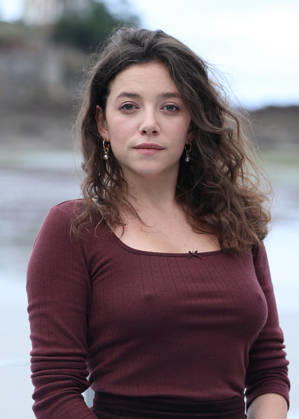 Zoe Adjani by the seawater pool on L Ecluse Beach during the 37th Dinard British and Irish Film Festival, France, on October 9, 2026. Denis Guignebourg, Bestimage. 37th Dinard British Irish Film Festival on October 9, 2026, in Dinard, France. Dinard, France  Copyright: xDenisxGuignebourgx xBestimagexDenisxGuignebourgx xBestimagex