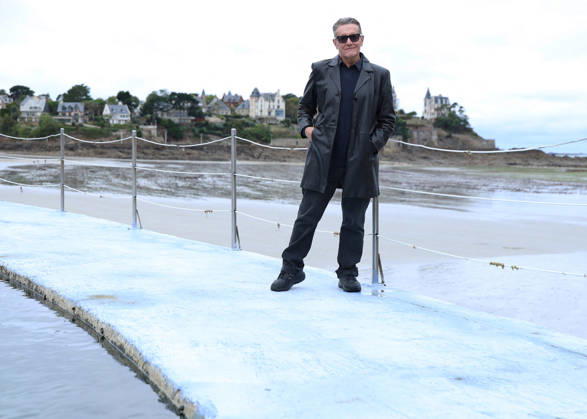 Stephen Wooley by the seawater pool on L Ecluse Beach during the 37th Dinard British and Irish Film Festival, France, on October 9, 2026. Denis Guignebourg, Bestimage. 37th Dinard British Irish Film Festival on October 9, 2026, in Dinard, France. Dinard, France  Copyright: xDenisxGuignebourgx xBestimagexDenisxGuignebourgx xBestimagex