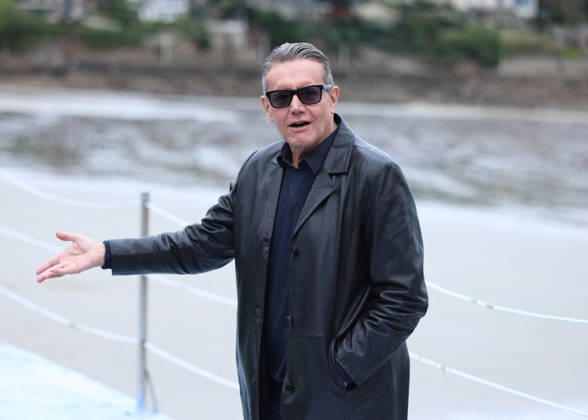 Stephen Wooley by the seawater pool on L Ecluse Beach during the 37th Dinard British and Irish Film Festival, France, on October 9, 2026. Denis Guignebourg, Bestimage. 37th Dinard British Irish Film Festival on October 9, 2026, in Dinard, France. Dinard, France  Copyright: xDenisxGuignebourgx xBestimagexDenisxGuignebourgx xBestimagex