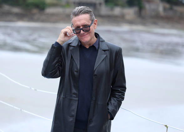 Stephen Wooley by the seawater pool on L Ecluse Beach during the 37th Dinard British and Irish Film Festival, France, on October 9, 2026. Denis Guignebourg, Bestimage. 37th Dinard British Irish Film Festival on October 9, 2026, in Dinard, France. Dinard, France  Copyright: xDenisxGuignebourgx xBestimagexDenisxGuignebourgx xBestimagex