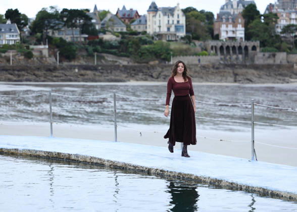 Zoe Adjani by the seawater pool on L Ecluse Beach during the 37th Dinard British and Irish Film Festival, France, on October 9, 2026. Denis Guignebourg, Bestimage. 37th Dinard British Irish Film Festival on October 9, 2026, in Dinard, France. Dinard, France  Copyright: xDenisxGuignebourgx xBestimagexDenisxGuignebourgx xBestimagex