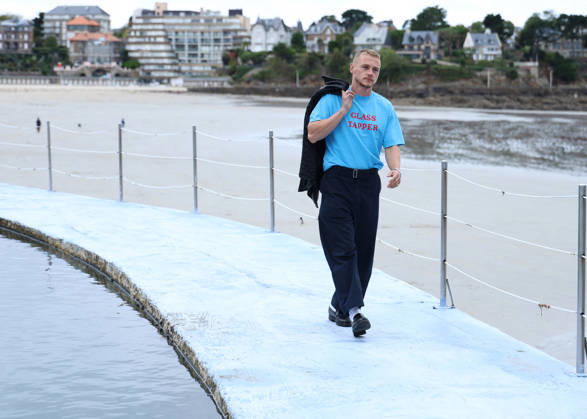 Ben Hardy by the seawater pool on L Écluse Beach during the 37th Dinard British and Irish Film Festival, France, on October 9, 2026. Denis Guignebourg, Bestimage. 37th Dinard British Irish Film Festival on October 9, 2026, in Dinard, France. Dinard, France  Copyright: xDenisxGuignebourgx xBestimagexDenisxGuignebourgx xBestimagex