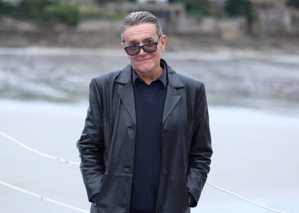 Stephen Wooley by the seawater pool on L Ecluse Beach during the 37th Dinard British and Irish Film Festival, France, on October 9, 2026. Denis Guignebourg, Bestimage. 37th Dinard British Irish Film Festival on October 9, 2026, in Dinard, France. Dinard, France  Copyright: xDenisxGuignebourgx xBestimagexDenisxGuignebourgx xBestimagex